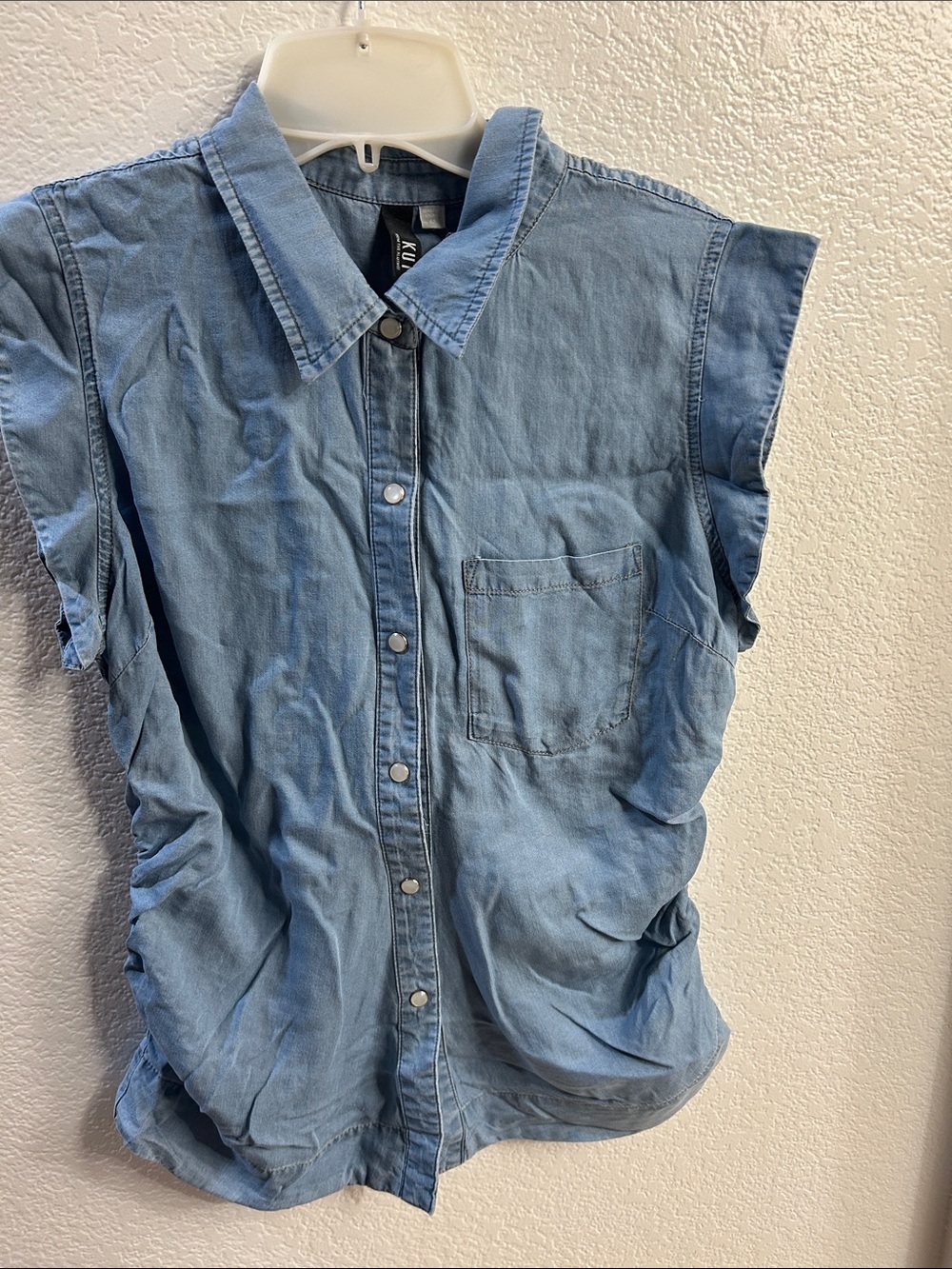 Kut from the Kloth Light Wash Denim Sleeveless Button-Up Shirt